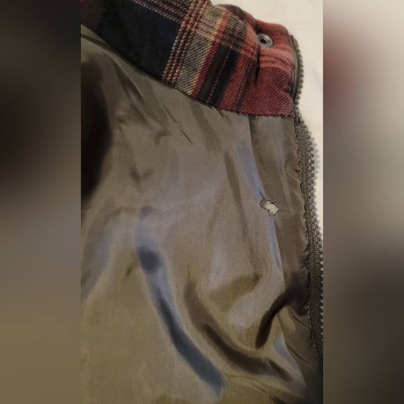 Legendary Whitetails Women's Quilted Toggle Puffer Vest- size Medium. - Picture 5 of 5